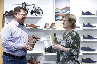 Kenneth og Jette Knudsen har i tyve år haft fod på skoene i Ikast i deres fælles skobutik Skoringen i Strøgcentret. Foto. Henrik Ole Jensen