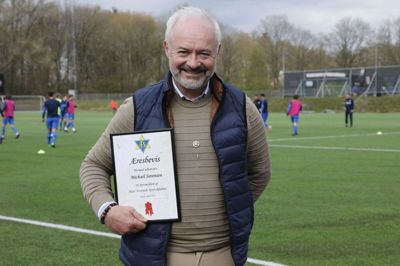 Michael Sørensen havde stillet bænke, stole og lånte tæpper fra MCH Arena op i haven, og viceborgmester Simon Vanggard (DF) kom og spillede guitar og sang »You’ll Never Walk Alone« i anledning af fodboldformandens 60-årsfødselsdag. Samtidig blev fødselaren overrasket med et æresmedlemskab af Ikast FS. Foto: Henrik Ole Jensen