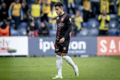 Paulinho går fra banen efter sit røde kort. Foto: Mads Claus Rasmussen/Ritzau Scanpix