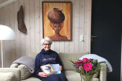 14. maj fylder Ingerlise Helgesen fra Ikast 90 år. Fødselaren fejrer dagen i sit sommerhus, hvorfra hun har fået sin søn til at tage dette foto. I hænderne holder hun sine første bogudgivelser. Den 300 sider lange bog »Hvad krukken gemte«, samt den 200 sider lange »Nu eller aldrig«. En tredje bog er på vej fra den flittige og eventyrlystne ikastbo. Foto: Privatfoto