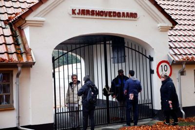 Beboerne på Kærshovedgård er ikke spærret inde, men de skal bo på stedet og de skal flere gange om ugen dokumentere, at de opfylder kravet. Overtræder de det mange gange risikerer de at blive fængslet. Foto: Flemming Hansen