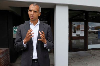 Mattias Tesfaye talte med pressen efter mødet. Foto: Henrik Ole Jensen