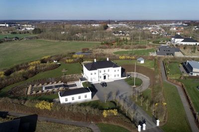 I det sydøstlige Ikast finder man boligområdet Grødde Huse, hvor nogle af matriklerne har en størrelse lidt ud over de klassiske villagrunde. Husene derpå er også af en anden kaliber, og nu står et af dem til leje. Det er Grødde Huse 16, der består af en 10.059 kvadratmeter grund med parklignende have og 633 kvadratmeter boligareal. Plus en 153 kvadratmeter underetage med vinkælder, gildesal, bar, toilet og garageplads til seks-otte biler. Hvis der er behov for at parkere flere biler eller at opbevare båd og trailer, kan det gøres i den fritstående ekstragarage på 77 kvadratmeter. Foto: Flemming Hansen