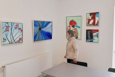 I øjeblikket er det Ole Haunstrup Christensen fra Lind, der udstiller malerier i Engesvang Sognehus. Her er det den tidligere galleriejer Inge Lise Lawaetz fra Klode Mølle, der betragter nogle af malerierne. Foto: Privatfoto