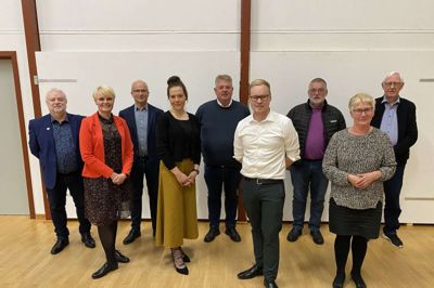 Dansk Folkeparti i Ikast-Brande Kommune har præsenteret ni kandidater til det kommende kommunalvalg. Fra venstre ses: Peder Fenger, Tina Ostersen, Bo Sand Kristensen, Trine Meldgaard Kristensen, Mikael Würtz, Simon Vanggaard (borgmesterkandidat), Jens Laursen, Jytte Graversen og H.C. Hansen. Foto: Pr-foto