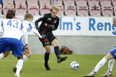 Gustav Isaksen og FC Midtjylland jagter en tiltrængt sejr, når Vejle Boldklub i dag gæster MCH Arena i grundspillets sidste spillerunde. Foto: Tom Laursen