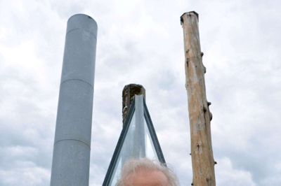 Kunstprofessor Bjørn Nørgaard er tilbage i Ikast, hvor han for snart 50 år siden opførte sit første udendørs værk, »Monument til Ikast«. Efter 25 års ophold i Frisenborgparken er skulpturen vendt tilbage til Bjørn Nørgårds Vej. Foto: Laila Kempel