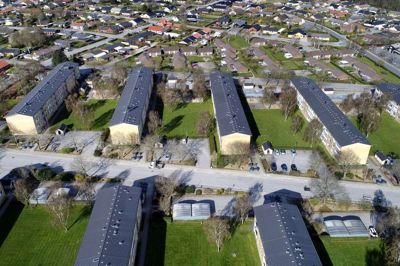 Det går godt for Ikast Andelsboligforening, der administrerer 801 boliger. Økonomien er robust, og det er tid til at tænke visioner for fremtiden. Blandt andet for afdelingen på Stadion Allé i Ikast, hvor der er ønske om at lukke en del af vejen og oprette en stor rambla mellem de to grupper boligblokke. Foto: Tom Laursen