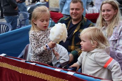 Josefine og Alberte Pape glædede sig til cirkusforestillingen og fordrev ventetiden med at dele en stor, hvid candyfloss. Foto: Laila Kempel
