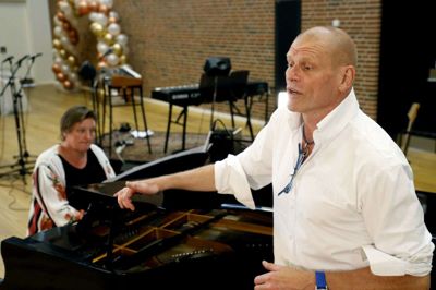 Bo Boje Skovhus var torsdag tilbage på sit tidligere gymnasium i Ikast, hvor han for 40 år siden blev student. Han kan ikke være til stede ved dimissionen, hvor han skal holde jubilæumstale og ikke mindst synge. Derfor måtte begge dele optages på forhånd. Foto: Henrik Ole Jensen