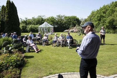 Den smukke have på Kjargaarden mellem Ikast og Sunds var ramme om et af de mange arrangementer på Grundlovsdag. Dagens hovedtaler var folketingsmedlem for Venstre, Carsten Kissmeyer fra Ikast. Foto: Tom Laursen
