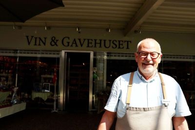 Hartmuth Wehmeier glæder sig til at kunne holde en rigtig god lang sommerferie. Om et øjeblik fylder han 70 år og har derfor valgt at sælge sin butik. Foto: Laila Kempel