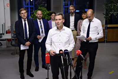 Justitsminister Nick Hækkerup (S), sundhedsminister Magnus Heunicke (S), Kristian Thulesen Dahl (DF), Søren Pape Poulsen (KF), Mai Villadsen (EL), Ole Birk Olesen (LA) og Sophie Løhde (V) under præsentation af aftale om genåbning efter forhandlinger i Justitsministeriet i København, tidligt om morgenen torsdag 10. juni 2021. Genåbningen af det danske samfund er diskuteret efter covid-19 nedlukningen. Der er blandt andet diskuteret udfasning af coronapas og mundbind. Foto: Philip Davali/Ritzau Scanpix