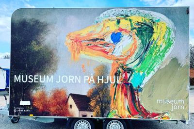 Med den såkaldte formidlingsvogn skal Museum Jorn med helt enkle midler styrke livsglæde og fællesskab i alle afkroge på en sjov, inspirerende og lærerig måde. Fokus er på den gode samtale, historiefortællingen, på overraskelse, forundring og på sanselighed, på en parkeringsplads eller et torv, hvor man mindst venter det. Foto: Privatfoto