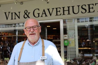 Hartmut Wehmeier glæder sig til at kunne holde en rigtig god lang sommerferie. Om et øjeblik fylder han 70 år og har nu valgt at sælge sin butik. Foto: Laila Kempel