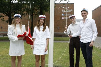 Som de fire første studenter og HF’ere på Ikast-Brande Gymnasium kunne Silje Melin Nielsen, Sarah Krath, Matties Lund og Simon Stampe Vang Madsen mandag formiddag lade Dannebrog gå til tops. Foto: Henrik Ole Jensen