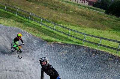 Torsdag nåede temperaturen på BMX-banen op på 30 grader i skyggen, så det var en ualmindelig varm dag at cykle i fuldt udstyr. Foto: Privatfoto