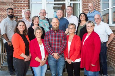 Socialdemokratiet Ikast-Brande Kredsen er klar med kandidatholdet til kommunalvalg og regionsrådsvalg 16. november. Øverst fra venstre er det Mustafa Arslan, Inge Dinis, Helle Drongstrup, Peter Bjerregaard, Eddie Sørensen, HC Jørgensen, Yildiz Kibar og Henrik Christensen samt kredsformand Tage Olsen, der dog ikke er kandidat. Nederst fra venstre ses Søs Philipsen, Kirsten Hoffmann, Kasper Pauli Pedersen, Birthe Sørensen og Joan Højlund. Foto: Pr-foto