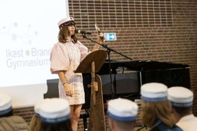 Elevtaler Olivia Sofie Møller med corona-made in mexico, der både startede og sluttede gymnasietiden, som havde været afbrudt af en made-in-china corona.Foto: Tom Laursen