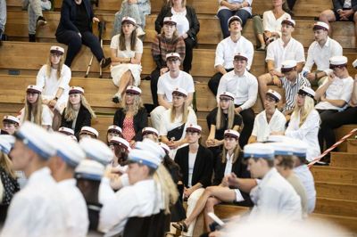 Alt var næsten normalt, da Ikast-Brande Gymnasium sagde farvel til årets studenter og HF'ere. Dog krævede det lidt ekstra plads at samle alle eleverne i Quben, hvorfor de øvrige publikum til fredagens seance måtte begrænses. Foto: Tom Laursen