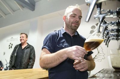 Brygmester Mads Jensen indbyder til fredagsbar i nye og hyggelige omgivelser uden for Ikast Mikrobryg. Foto: Tom Laursen