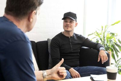 31-årige David Simonsen fra Ikast fortæller, at han som alenefar med fuld forældremyndighed over to drenge på syv og ni år i nogle situationer skal påtage sig farrollen og andre situationer skal påtage sig mor-rollen. Sidstnævnte er ofte den sværeste, når man selv føler det svært at sætte ord på egne følelser. Derfor opstod idéen til en gruppe, hvor mænd i lignende situationer kan mødes. Når alenefædrene har fundet basis for at mødes på vilkår, hvor alle føler sig trygge, er målet, at også børnene skal kunne deltage og møde børn i samme situation. Foto: Tom Laursen