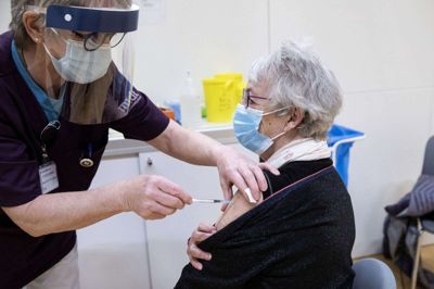 Forventningens glæde var stor, og forløsningen endnu større, da 81-årige Sonja Søndergaard onsdag formiddag fik sit første stik med Pfizer-vaccinen på vaccinationscentret i Ikast. På det nyåbnede center kan man vaccinere 120 mennesker i timen. Foto: Tom Laursen