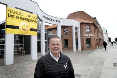 Jan Birk Knudsen glæder sig over genåbningen af butikkerne i Ikast, men ærgrer sig over at Strøgcentret fortsat skal være lukket. Foto: Flemming Hansen