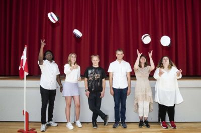 Årets STU-elever klar til at tage fat på voksenlivet, der venter derude. På billedet set fra venstre Omanesan Ragunathan,Trine Brendstrup Byskov, Marc Thejls, Michael Heick Mosegaard, Maja Kristensen og Cecilie Vangsgaard Madsen; Aleyna Acar mangler. Foto: Tom Laursen