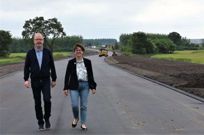 To partifæller fra Venstre og formænd for Teknik og Miljøudvalg Henrik Engedahl (Ikast-Brande Kommune) og Joan Hansen (Herning Kommune) på slentretur ad =. Vestergaard-Poulsens Allé, inden den blev åbnet for motoriseret trafik. Foto: Ikast-Brande Kommune