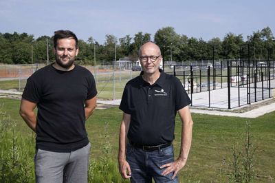 IFS Tennis’ formand Benjamin Piechnik og centerdirektør ved Sportscenter Ikast, Jan Rahbek har i fællesskab stået bag byggeriet af det nye anlæg vest for hallerne. Der er blevet plads til nye tennisbaner, men også helt nye og udendørs baner til padeltennis. Foto: Jørn Deleuran