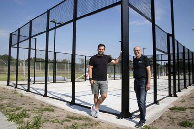 Padeltennisbanerne ved Ikast hallerne mangler nærmest kun glasafskærmning, hvor der har været udfordringer med leverancerne. Benjamin Piechnik (t.v.) og Jan Rahbek glæder sig til, at der for alvor komme gang i ketcherspillet på det nye anlæg. Foto: Jørn Deleuran
