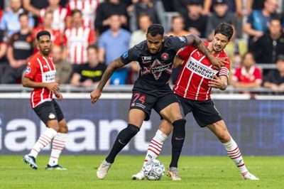 Júnior Brumado kæmper om bolden med PSV-anfører Marco van Ginkel under tirsdagens kamp i Eindhoven. Foto: Ritzau Scanpix