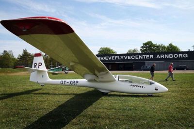 Flyet på billedet er ikke det fly, der tirsdag måtte nødlande. Men flyet lettede fra svæveflycenter Arnborg, som ses i baggrunden. Foto: Flemming Hansen