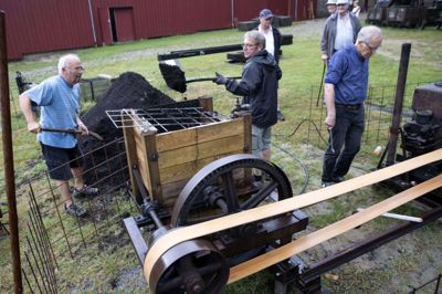 Der er gang i ælte- maskinen til tørve- fremstillingen, som gæsterne selv kan få lov at prøve kræfter med. Foto: Tom LaursenFFoto: Tom Laursen