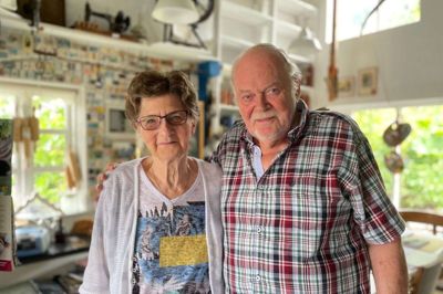 Erik og Else Jacobsen har hver især brugt mange timer i husets atelier - han med at male og skrive, hun med at sy og nørkle. Nu er huset sat til salg, og der er solgt ud af en del af samlegenstandene. Foto: Camilla Abildgaard Norup