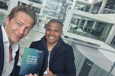 Jari Kickbusch (t.v.) og Morten Hjelholt er oprindelige fra Ikast og Herning og har udgivet en bog, baseret på to års forskning om ældre og den digitale udvikling og/eller udfordring. Foto: Privatfoto