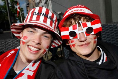 Stemningen var helt i top under fodboldfesten i juni. Ikast-Brande Ungdomsråd håber, at genfinde en del af euforien lørdag. når håndboldherrerne spiller OL-finale i Tokyo. Foto: Henrik Ole Jensen