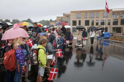 Det skyllede ned, da den halve kilometer fra Præstelundskolen til Artium var tilbagelagt. Foto: Henrik Ole Jensen