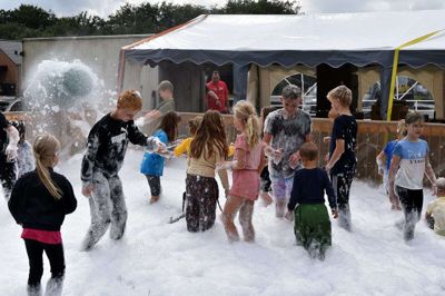 Der var rigeligt med skum at boltr sig i for de glade deltagere. Foto: Privatfoto