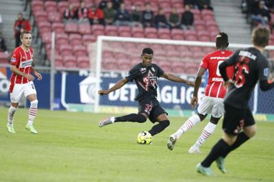 Raphael Onyedika med en aflevering på midten af banen. Foto: Henrik Ole Jensen