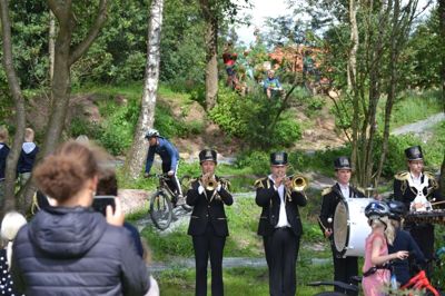 De seneste nye dele af aktivitetsområdet ved boldbanerne i Engesvang - herunder tekniksporet på MTB-banen - blev søndag officielt indviet. Arrangementet blev koblet sammen med Ikast-Brande Gadeteaterfestival, hvor det velklædte orkester La Roulette Ruche fra Frankrig bød på gakkede gangarter og musikalske indslag i den underholdende forestilling »Giorgio Harmonie«. Foto: Privatfoto