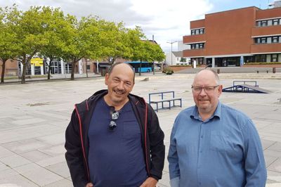 Fredag 20. august skal der være folkefest på torvet i Ikast. Det mener bestyrelsen i den nye forening »Fest i gaden«, som Robert Bagger (t.v.) og Simon Lindegaard er medstiftere af. Foreningens første arrangement har fået titlen »Musik på Torvet 2021«. Her vil fire lokale bands fra Ikast og Brande stå for den musikalske underholdning fra den mobile scene, og der vil også være mulighed for at købe både mad og drikke på torvet. Koncerten er åben for alle og ganske gratis. Foto: Thomas Vang Nielsen