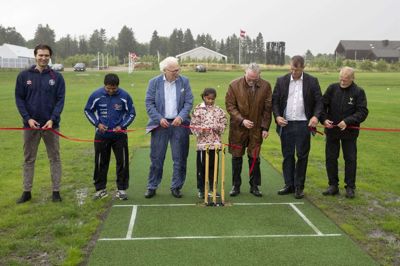 Fredag kunne Ikast-Brande Cricket Club med syv sakse klippe snoren til sin nye hjemmebane bag Hjertet i Ikast. Fra venstre ses Carsten Martensen, Dansk Cricket-Forbund; Ameya Mekendale, kaptajn; Niels Laurits Thygesen, næstformand; Sahana Kosuri, ungdomsspiller; Tony Sharma, formand; Ib Lauritsen (V), borgmester; og Carsten Dalgaard, kasserer. Foto: Jørn Deleuran