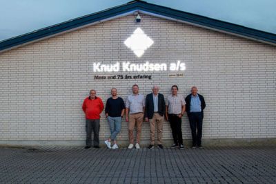 Jubilæet blev markeret med, hvad personalet selv beskriver som »et drøn af en fest« i lørdags. Her blev Leif Knudsen, Jacob Knudsen, Bo Knudsen, John Knudsen, Thomas Ulriksen og Bent Knudsen fotograferet sammen. Foto: Privatfoto