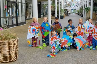 Som opvarmning til arrangementet har børnene fra Villavejens Børnehus fremstillet 15 flotte drager, som bliver hængt op i Strøgcentret i anledning af arrangementet. Foto: Privatfoto