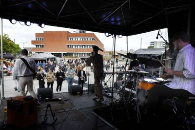 Sidste års Musik på Torvet blev på alle måder en succes, så nu spiller foreningen Fest i Gaden ud med en ny omgang. Det betyder samtidig, at sensommerens arrangement er ved at udvikle sig til en tradition. Billedet her stammer fra premieren sidste år. Foto: Henrik Ole Jensen