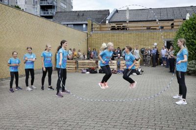 HGF Ropeskipping Team fra Nørre Snede gav et indblik i en utraditionel sport, da 10 piger lavede et flot sjippeshow bag Frivilligcentrets lokaler. Foto: Henrik Ole Jensen