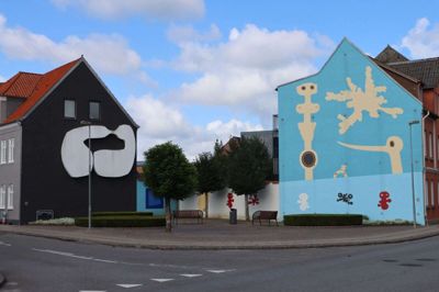 To af de oprindelige gavlmalerier fra 1968, Kaj Führers sort/hvide relief og Poul Aggers ”Kvinde, sky, fugl”. foto: Mikael Lund
