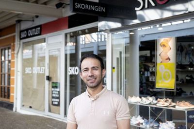 1. september slår frisør Faisal Suleiman Mastro dørene op til en nyindrettet salon på Strøget 20 i Ikast, hvor der bliver dobbelt så meget plads som i de nuværende rammer på Strøget 3. Foto: Jørn Deleuran